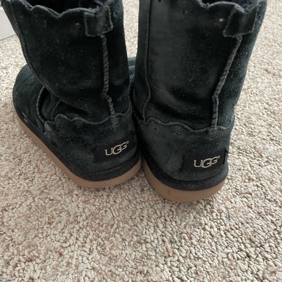 Black Classic Short Fame Suede Boot - Little Kid - Picture 4 of 4